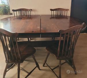 Tavolo e sedie in legno