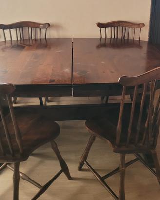 Tavolo e sedie in legno