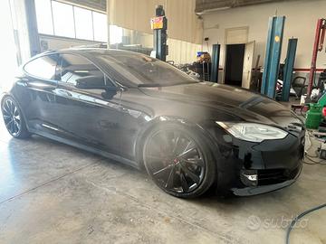 Tesla model S leggi bene