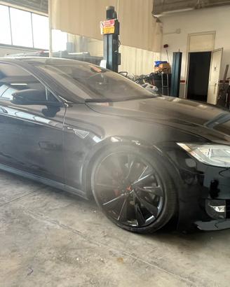 Tesla model S leggi bene