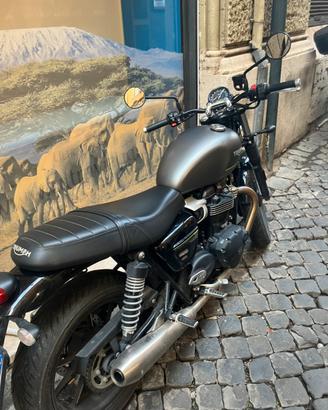 Moto Triumph speed twin 900