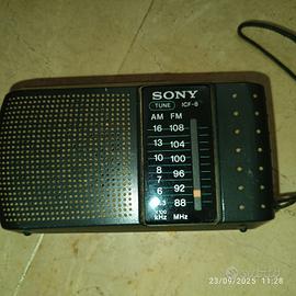 Radio portatile Sony vintage, modello ICF-8.