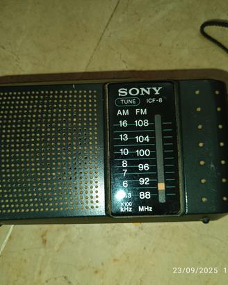Radio portatile Sony vintage, modello ICF-8.