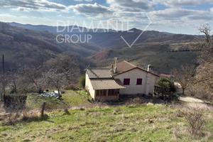 Azienda agricola di 6 ettari con casa e annessi