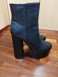 Stivali neri con il tacco