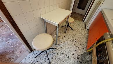 STOCK VINTAGE ANNI 60 TAVOLINO 2 SGABELLI 1 SDRAIO