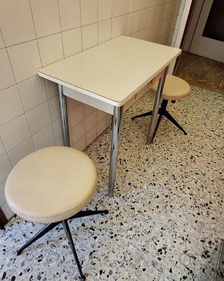 STOCK VINTAGE ANNI 60 TAVOLINO 2 SGABELLI 1 SDRAIO
