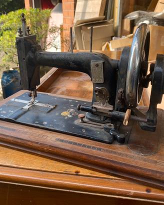 Macchina da cucire portatile