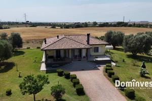 Villa di 250 m² con più di 5 locali a Montalto di 