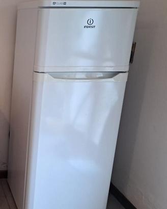 Frigorifero Indesit di circa 3 anni