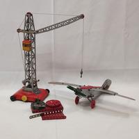 Due giocattoli di latta: Gru in latta DBGM, aereo