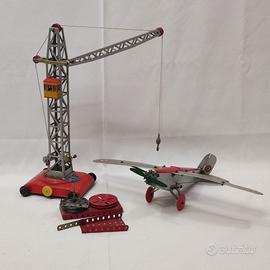 Due giocattoli di latta: Gru in latta DBGM, aereo