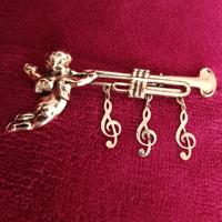  Spilla con angioletto che suona la tromba