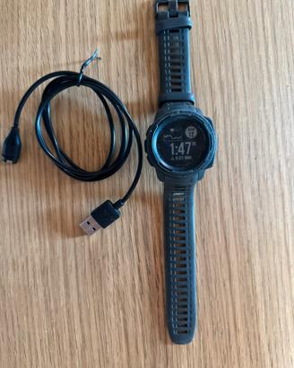 Garmin Instinct prima serie con cavetto