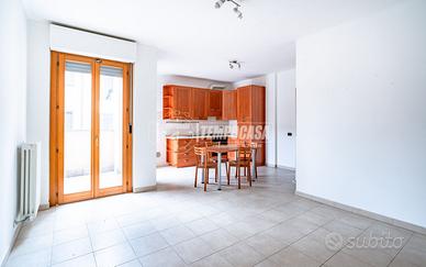 TRILOCALE CON BOX E CANTINA