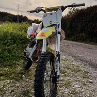 moto cross kayo con grafiche suzuki