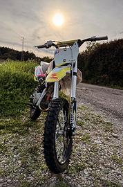 moto cross kayo con grafiche suzuki