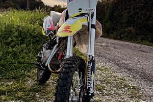 moto cross kayo con grafiche suzuki