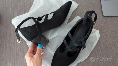 Tacchi grossi neri a punta tinta unita con cinturi