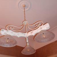 lampadario in legno con coppe in vetro