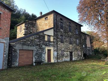 Rustico / Casale di 200 m² con 4 locali a Varsi