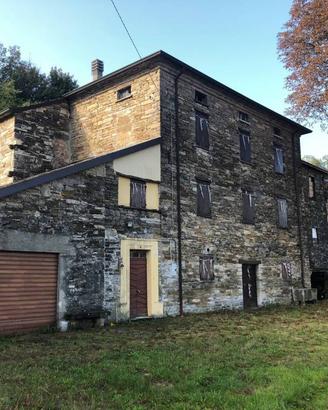 Rustico / Casale di 200 m² con 4 locali a Varsi