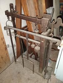 Bascula bilancia antica in ferro e legno