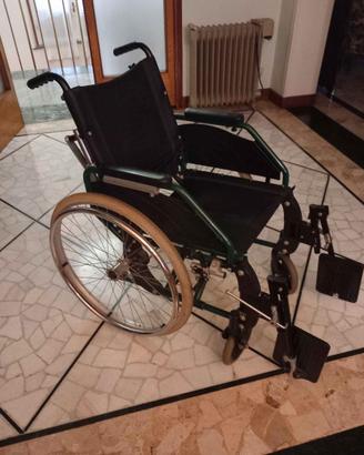 Sedia a rotelle pieghevole