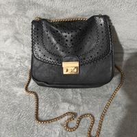 Borsa nera con tracolla oro