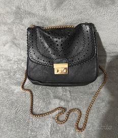 Borsa nera con tracolla oro