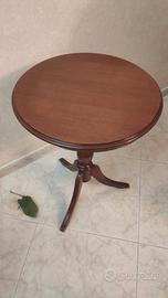 Tavolino rotondo in legno chiaro  stile classico