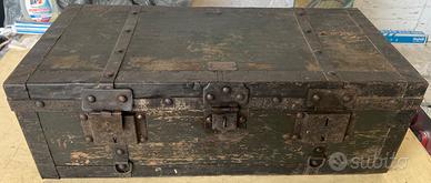 Vecchio baule militare in legno e metallo