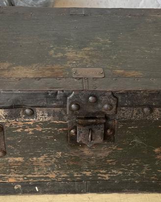 Vecchio baule militare in legno e metallo