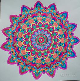 mandala colorato a mano 