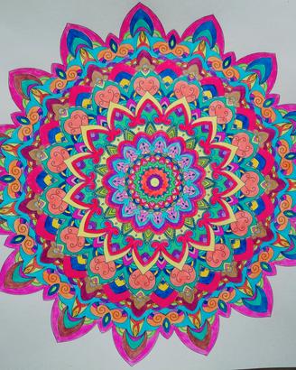 mandala colorato a mano 