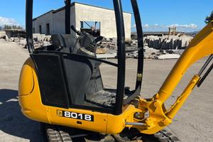 Mini escavatore jcb