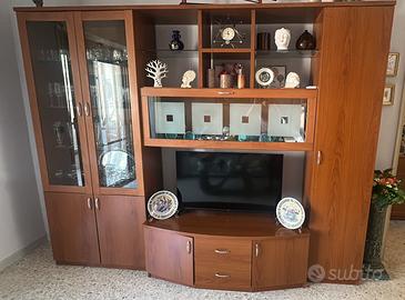 Parete attrezzata salone legno e vetro