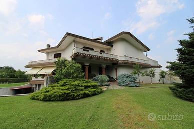 Villa di 1414 m² con più di 5 locali e box auto do