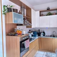 Cucina angolare bicolore + tavolo allungabile