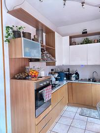 Cucina angolare bicolore + tavolo allungabile