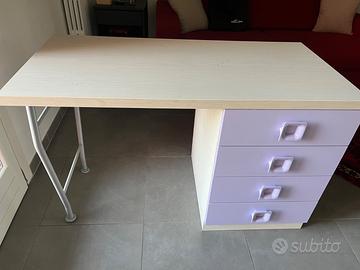 Scrivania in legno con cassetti lilla