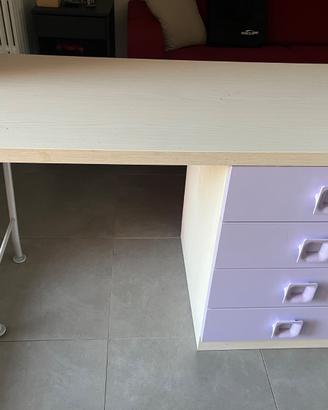 Scrivania in legno con cassetti lilla