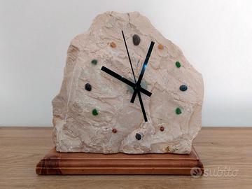 Orologio in pietra naturale tutto fatto a mano