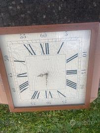Orologio da parete vintage di forma quadrata