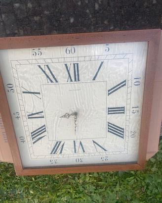Orologio da parete vintage di forma quadrata