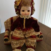 Bambola porcellana piu divano