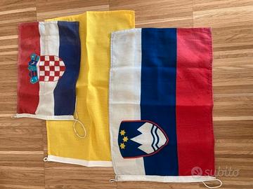 Spazzolone telescopico, imbuto, bandiere