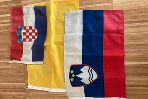 Spazzolone telescopico, imbuto, bandiere