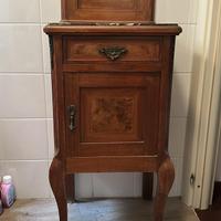 Comodino antico con marmo