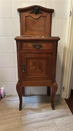 Comodino antico con marmo